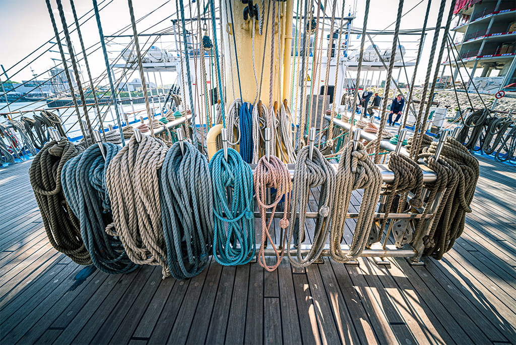 viele Seile und Taue an Bord eines Schiffes